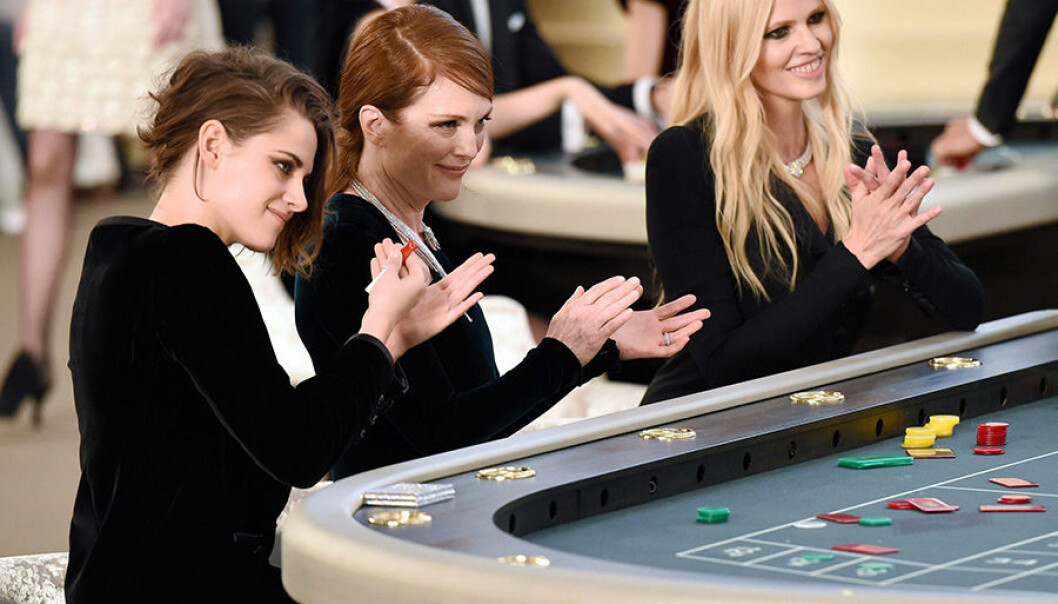 Kristen Stewart och Lily Rose Depp i spelfight under Chanels visning!