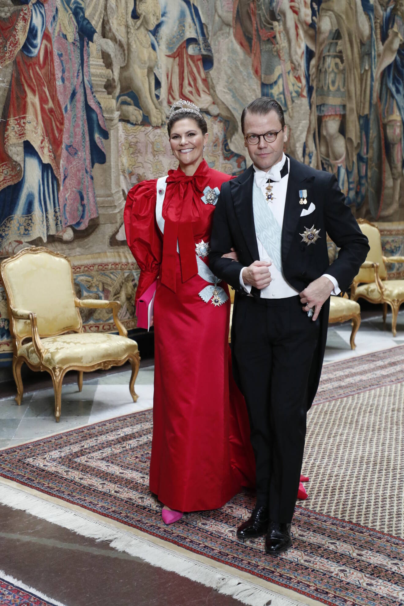 Modeögonblick kronprinsessan victoria i röd galaklänning