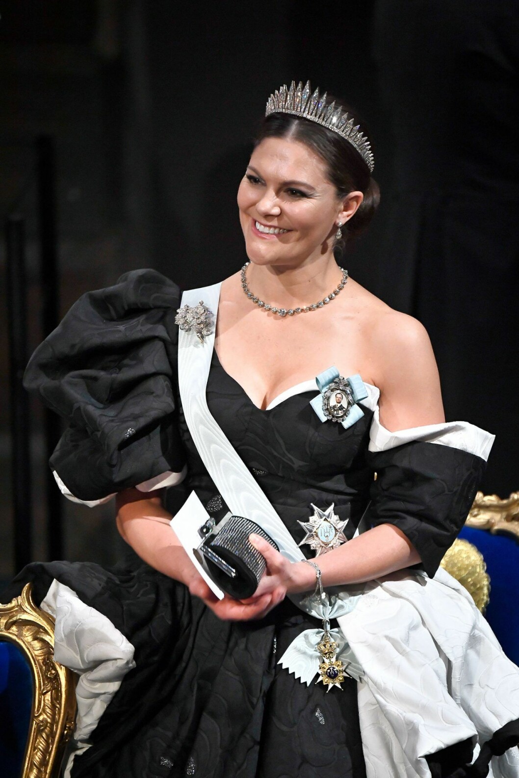 Victoria matchade en svart/silvrig clutch till hennes redan ikoniska nobelklänning från Selam Fessahaye.