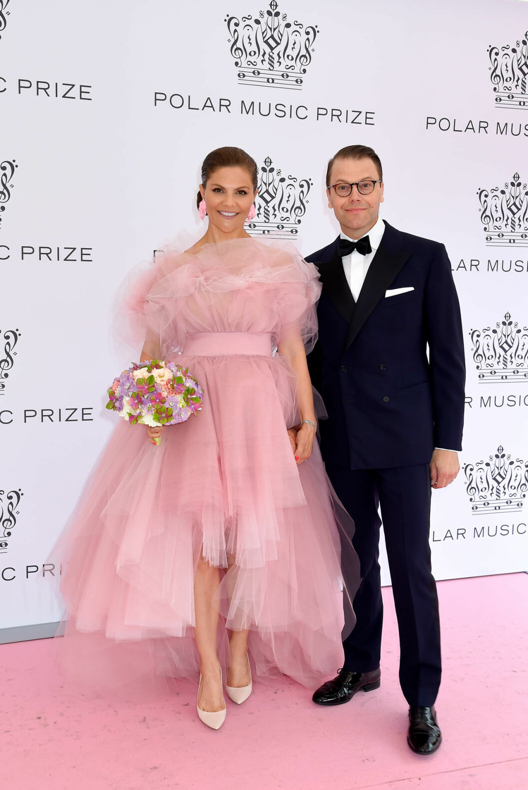 Kronprinsessan Victoria i klänning från Selam Fessahaye och prins Daniel. Kronprinsessan Victoria och prins Daniel på rosa mattan på Polarpriset 2019
