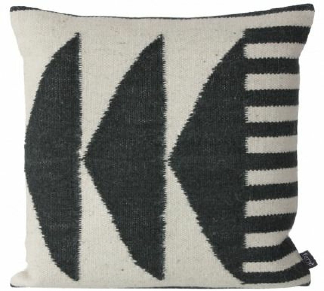 Kudde <em>Kelim Cushion</em> – Black Triangles, 50×50 cm, 630 kr, Ferm Living. Kudde_Ferm