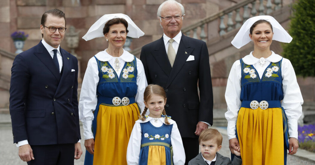 Kungafamiljen i folkdräkt. 