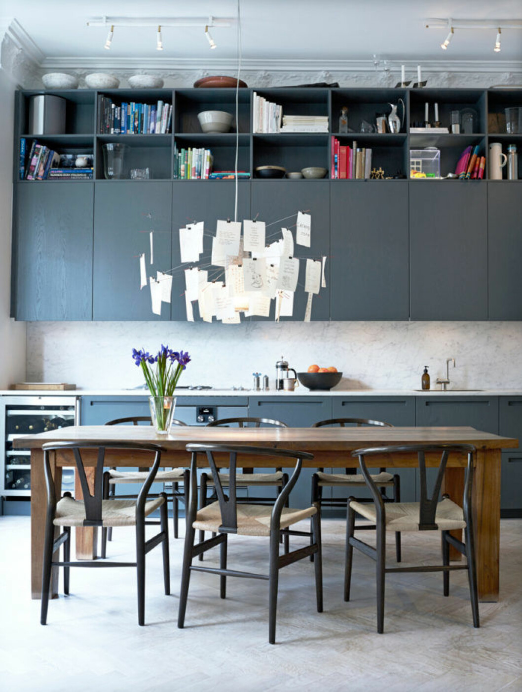 Av: Myrica Bergqvist Text: Sanna Rossäng Foto: Patric Johansson Syns i: <a href="https://www.elle.se/decoration/ljuvlig-sekelskifteslagenhet-med-personlig-konst-och-kreativa-losningar/">Ljuvligt sekelskifteshem med personlig konst och kreativa lösningar</a>. Kök med mörkgrå luckor och marmor