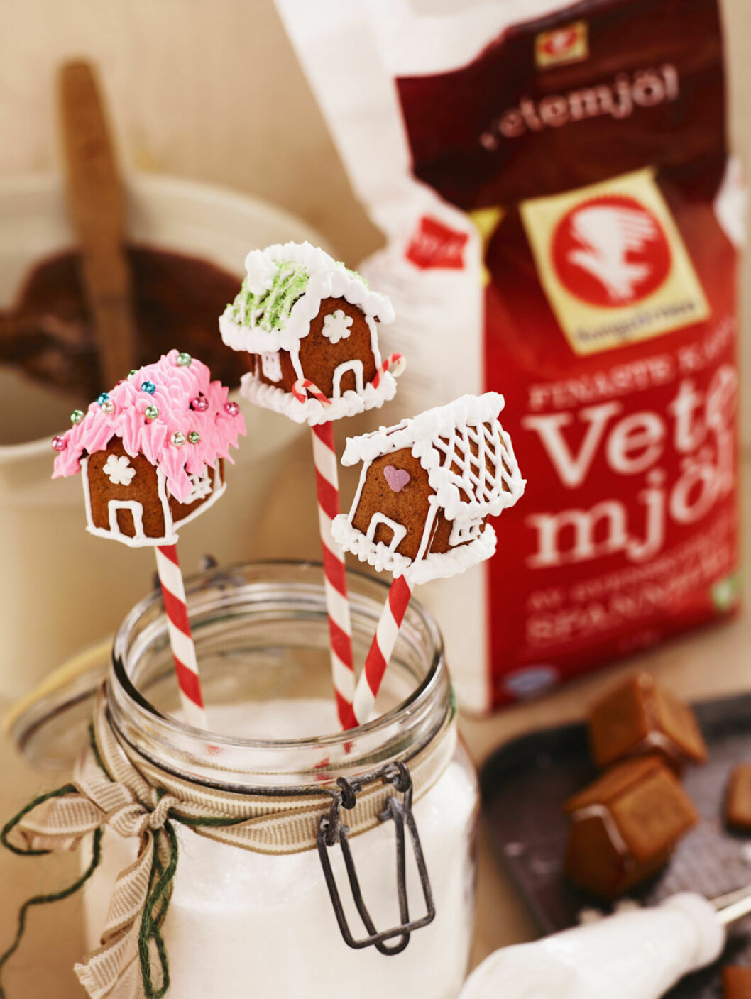 Gör mini-pepparkakshus på pinne. Gör mini-pepparkakshus på pinne.