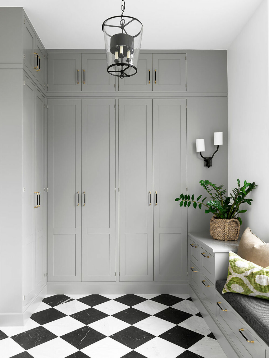 Tips! En sittbänk med inbyggd förvaring är praktisk på flera sätt och ger stilfull rumskänsla till hallen. Foto: Kvänum Dalby från Kvänum