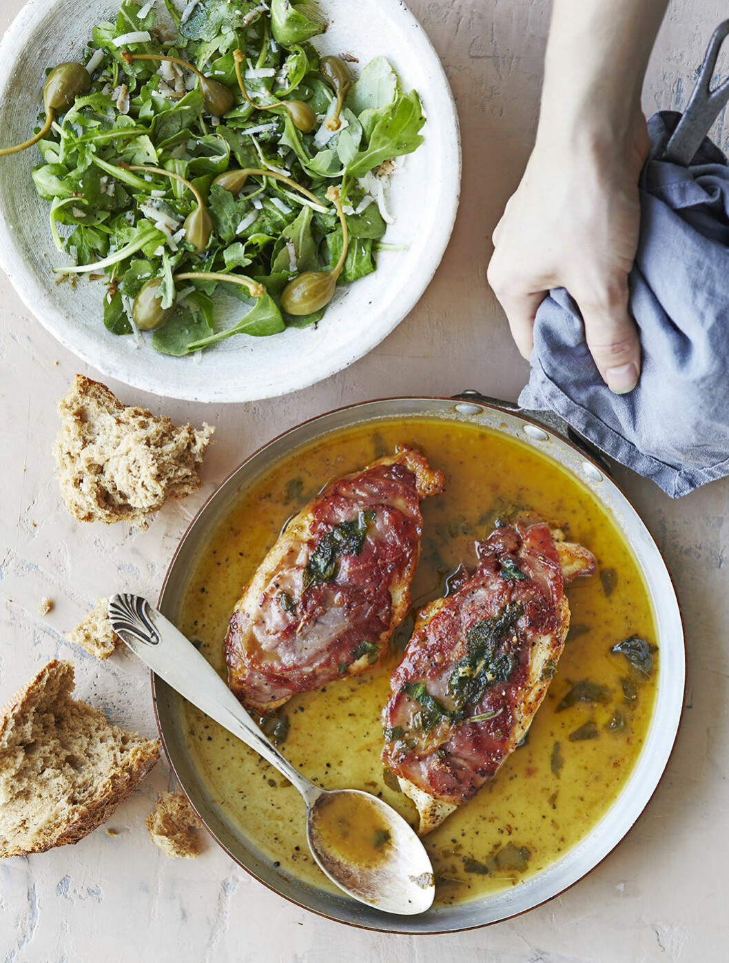 Kycklingrätt inspirerad av saltimbocca, med parma runt kycklingen. Recept kyckling parma