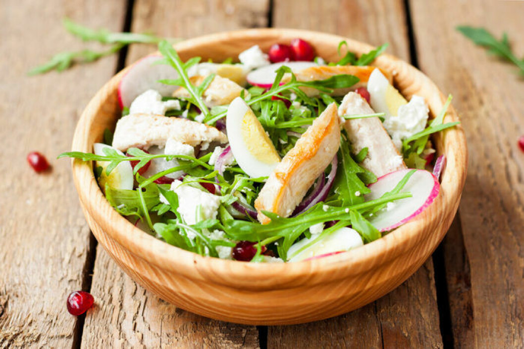 Kycklingsallad med ägg innehåller mycket vatten. Foto: Shutterstock Kycklingsallad med ägg innehåller mycket vatten. Foto: Shutterstock