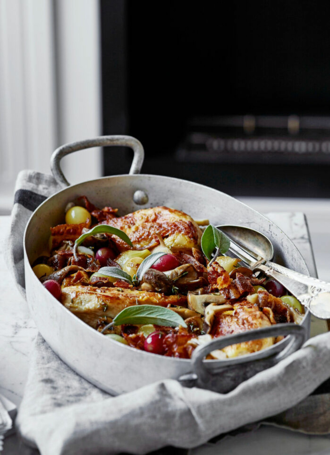 Kyckling i ugn med svamp, bacon och salvia. Recept på kyckling i ugn med svamp, bacon och salvia
