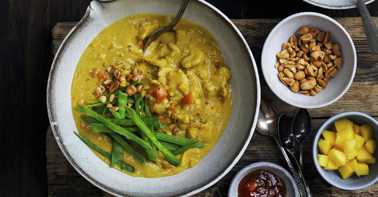 Recept på kyckling i curry med mango, sockerärter och jordnötter