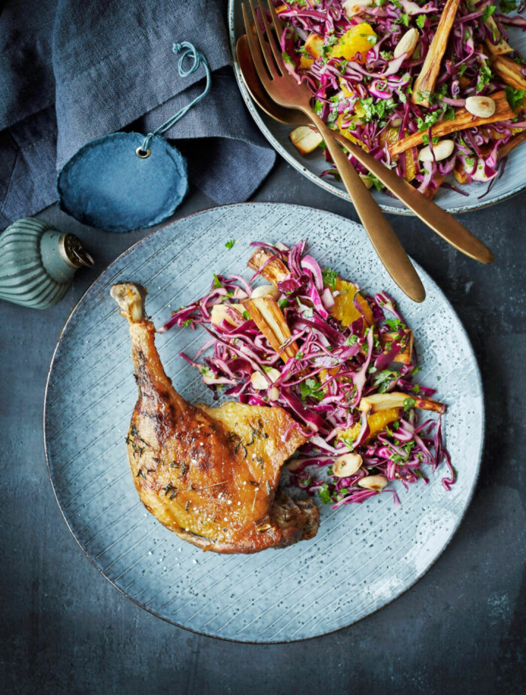 Kycklinglår med rödkål och palsternacka. Recept på kycklinglår med rödkålssallad och rostad palsternacka