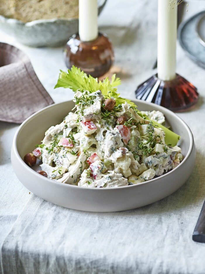 Så gör du kycklingsallad med äpple, hasselnötter och selleri