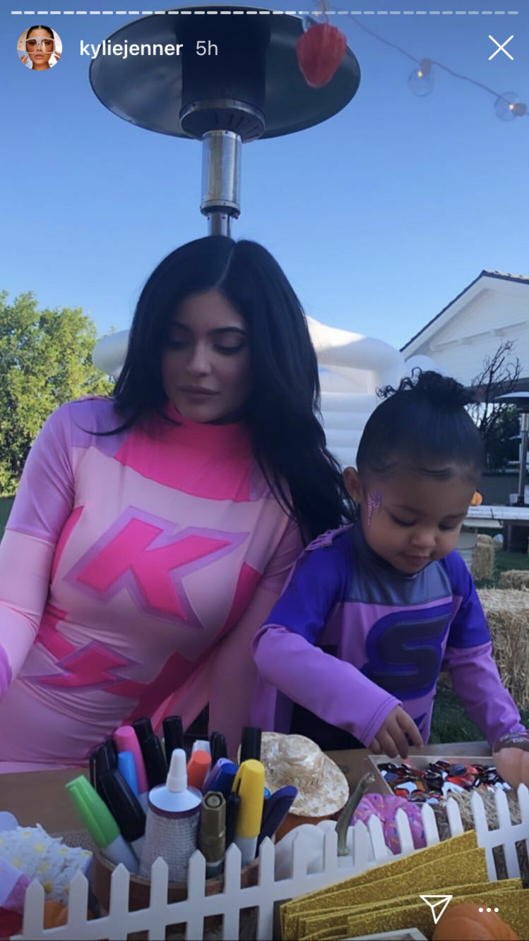 Kylie matchar Stormi i superhjältekläder. Kylie Jenner halloween 2019