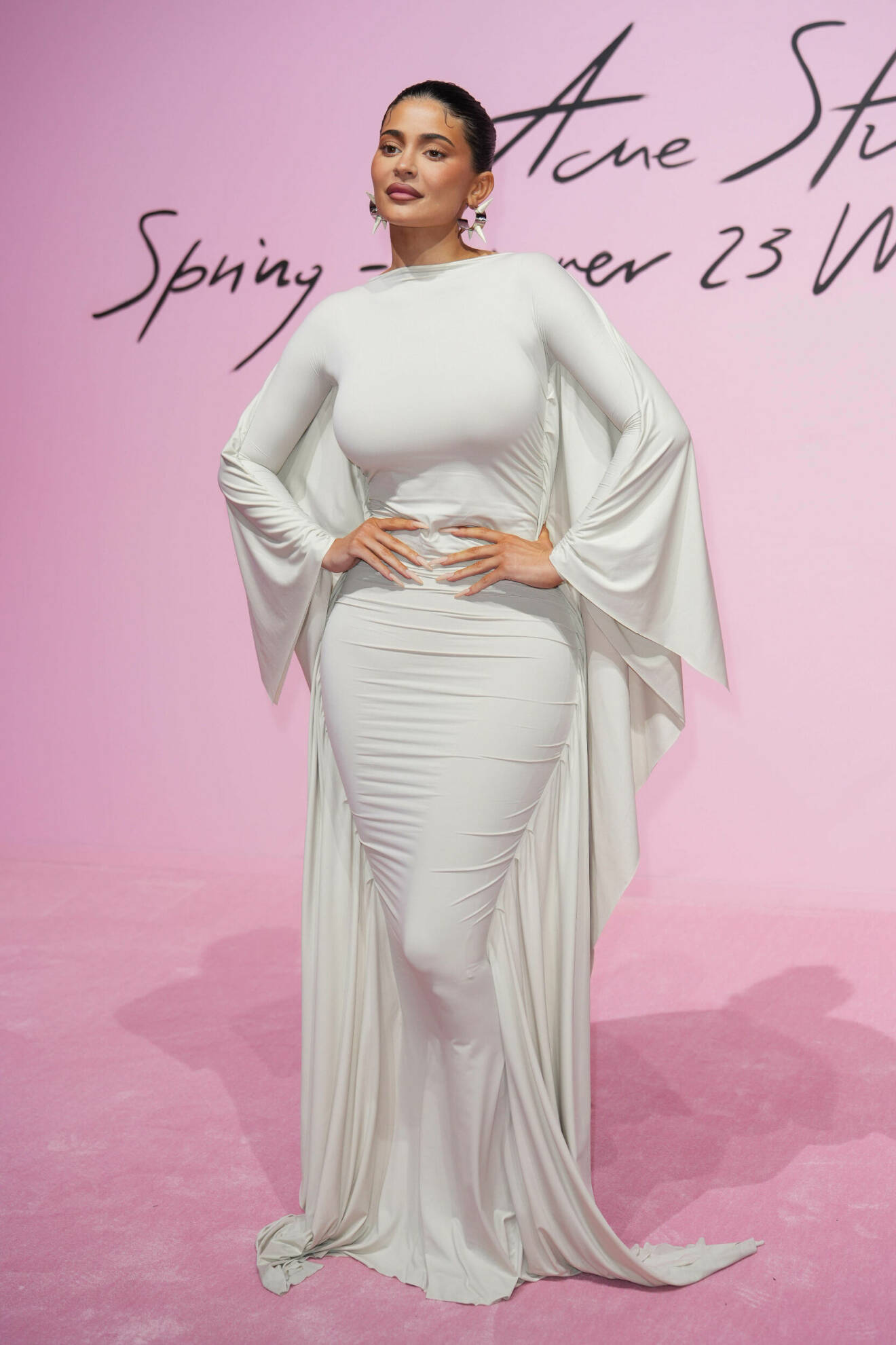 Kylie Jenner i klänning från Acne