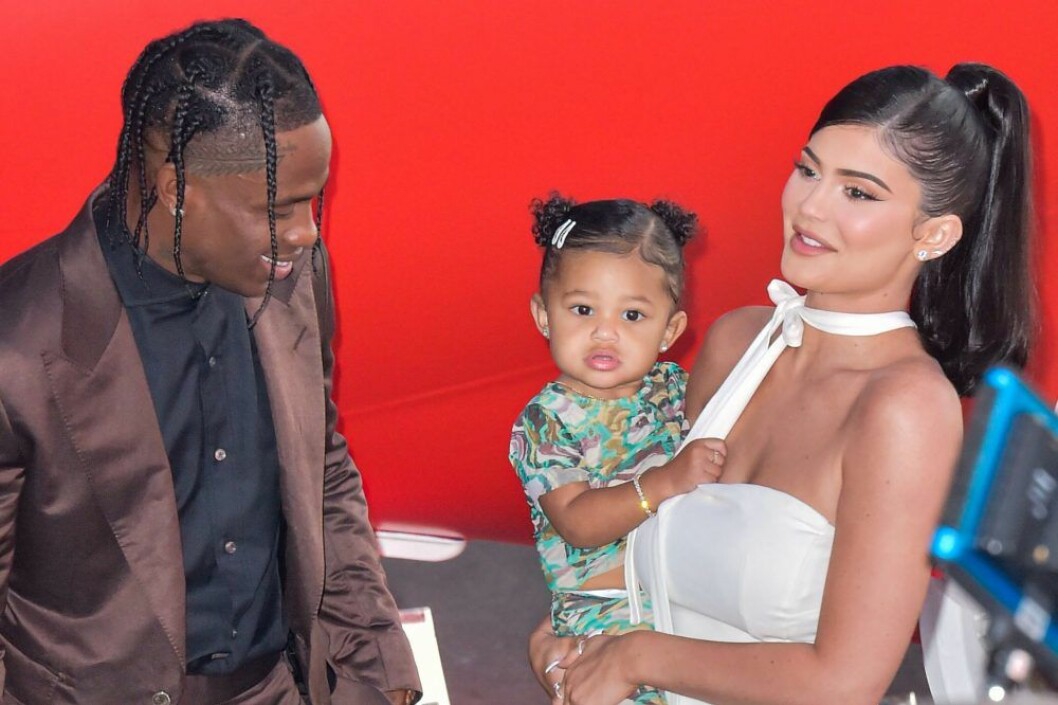 Även Stormi följde med på pappas premiär. Kylie, Travis och Stormi på röda mattan