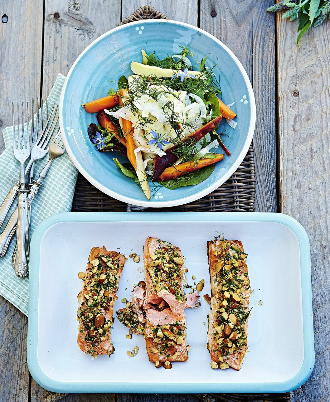 Ljuvlig egenrökt lax med rotfruktssallad. Recept rökt lax rotfrukter
