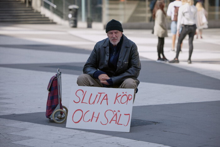 Sofies pappa , som spelas av Lars Väringer, demonstrerar på Sergels torg i Stockholm i ett av avsnitten. Kärlek & anarki säsong 2 på Netflix