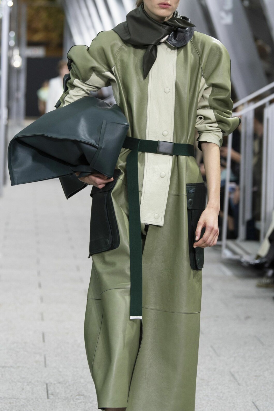 Mixa ljust läder som Lacoste SS20.
