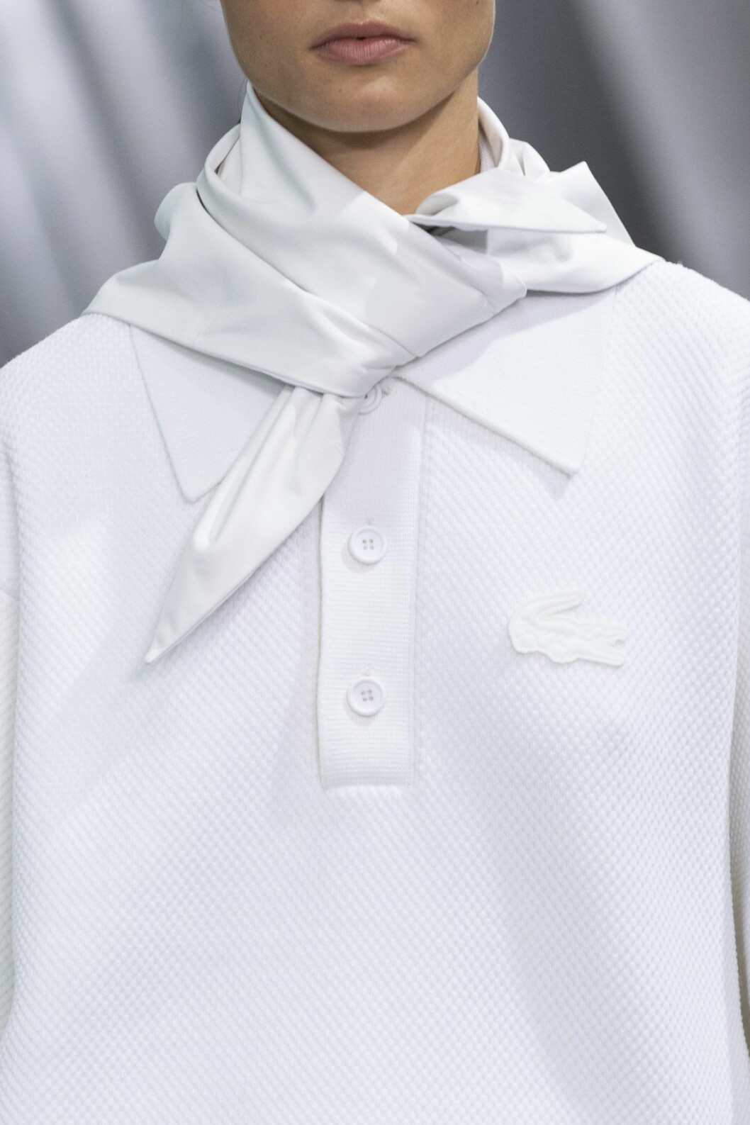 Bär vitt i sommar. Lacoste visar vägen.