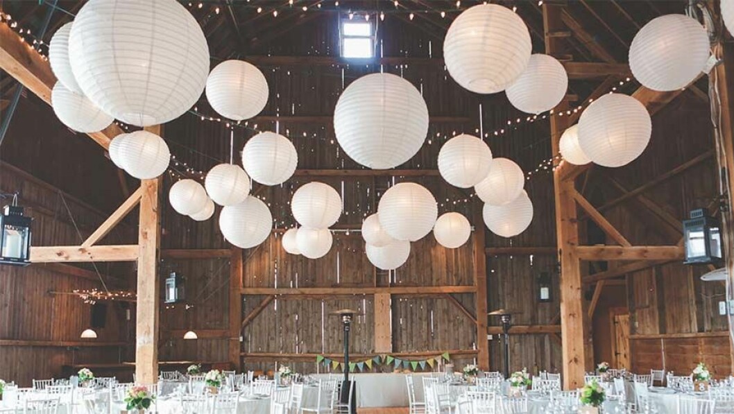 Via: <a href="http://www.weddingbells.ca/real-weddings/a-vintage-country-wedding-outside-ottawa/slide/a-vintage-country-wedding-in-ottawa-ontario-60/" target="_blank" rel="noopener">weddingbells</a> Vita lampor hängandes i taket i ladan