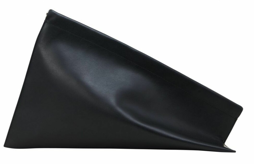 clutch i läder från toteme