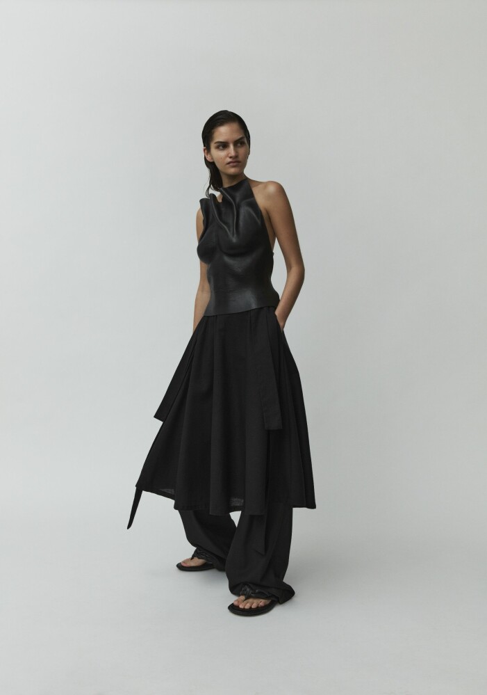 Läderbustier av spillmaterial, 10 000 kr, kjol och kostymbyxor, pris vid förfrågan, Abomé. Skor, 4 000 kr, Acne Studios. Läderbustier från Abomé