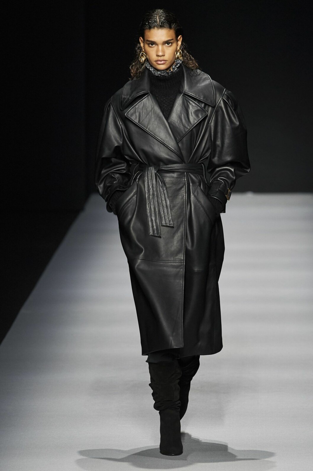 Höstens kappa hos Alberta Ferretti. Lång läderkappa Alberta Ferretti AW20.