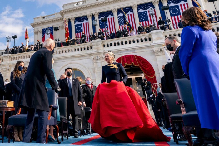 Lady Gaga gör entré på Joe Bidens presidentinstallation.