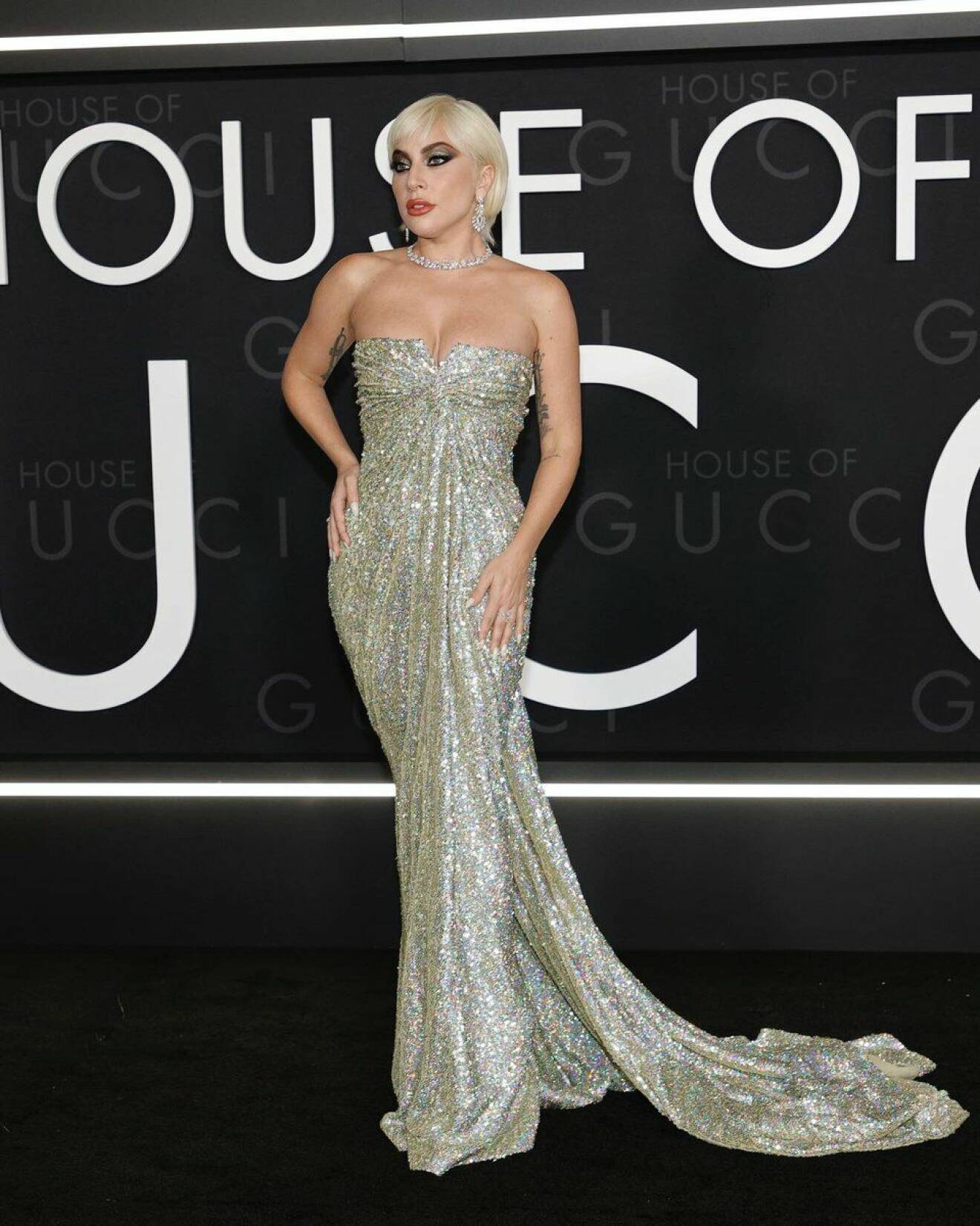 Lady Gaga bär glittrig klänning från Valentino i Los Angeles.