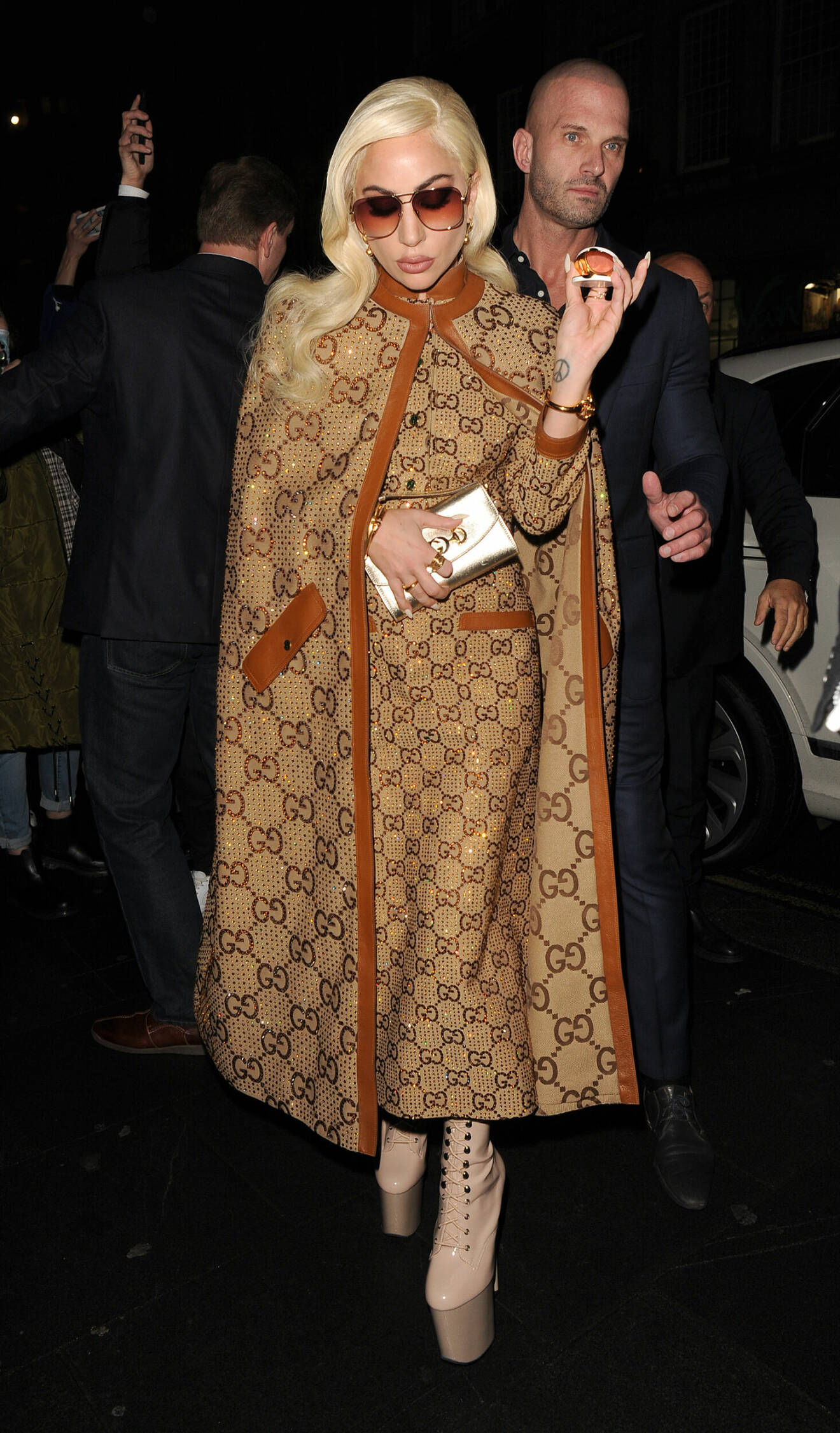 Lady Gaga i Gucci-outfit under Londonbesök.