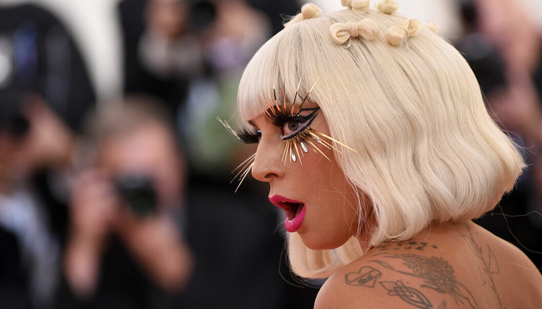 Här gör Lady Gaga storstilad entré på Met-galan – chockerar alla