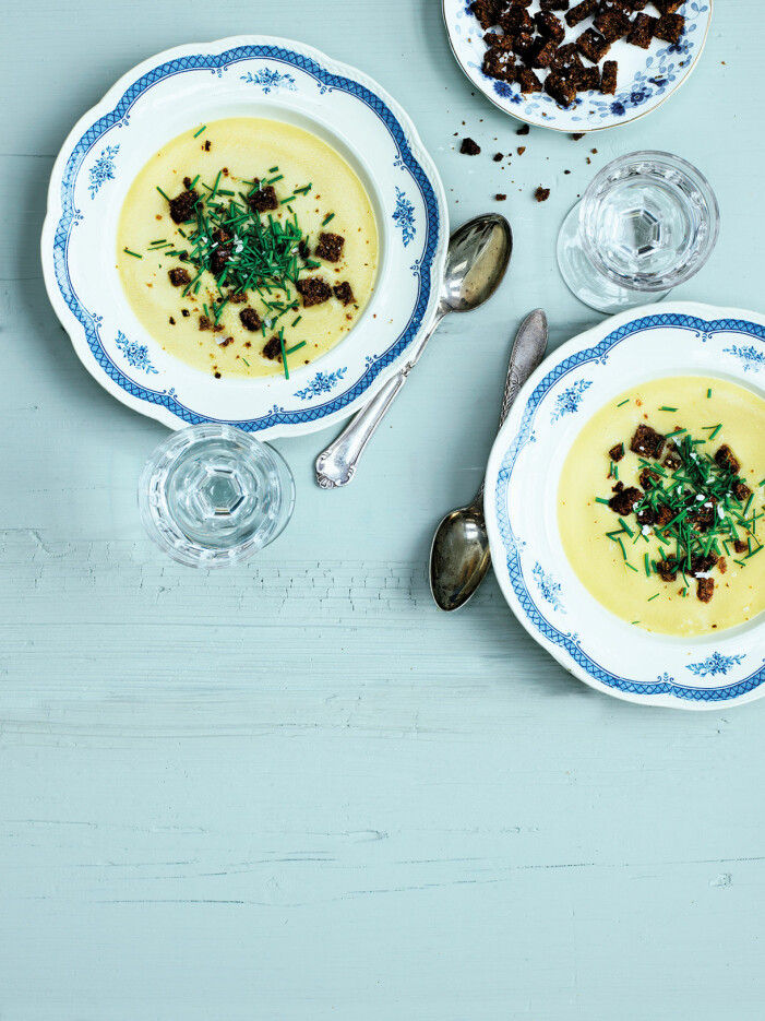 Laga mandelpotatis- och purjolökssoppa med vitt vin