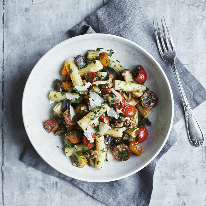 Laga rigatoni med aubergine, körsbärstomater och valnötter