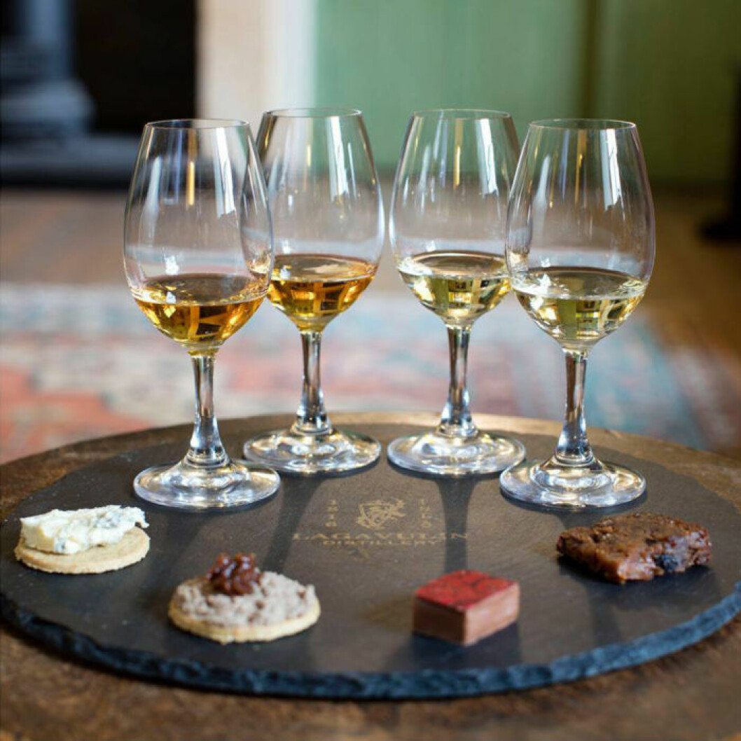 Testa gärna olika sorters whisky med olika tilltugg Foto: Lagavulin