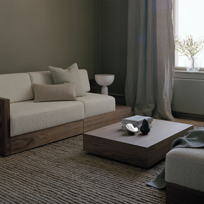 Ett lågt bord är ett elegant val, men det gäller att tänka igenom valet noga för att det även ska fungera i vardagen. Foto: New works lågt soffbord från new works