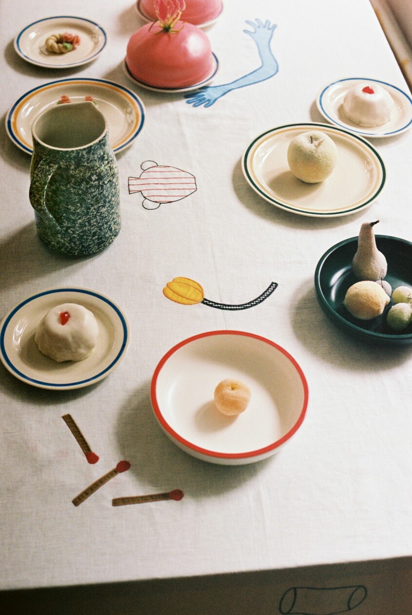 Lagom till Hays 20-årsjubileum har Laila Gohar designat en lekfull och färgstark dukningskollektion. Laila Gohar Hay