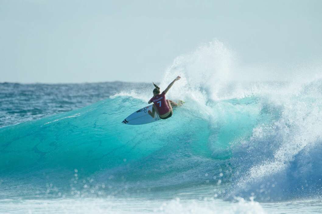 Lakey Peterson surfar i Australien.
