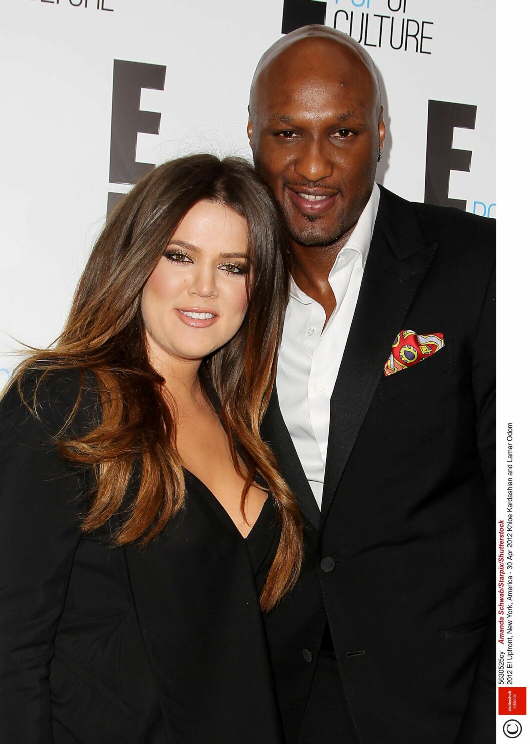 Khloé Kardashian lutar huvudet mot Lamar Odoms axel och de båda ler och kollar in i kameran