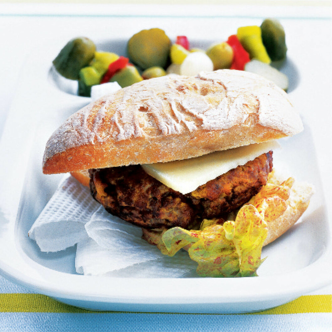 Lammburgare med cheddar. Foto: David Japy Lammburgare med cheddar.