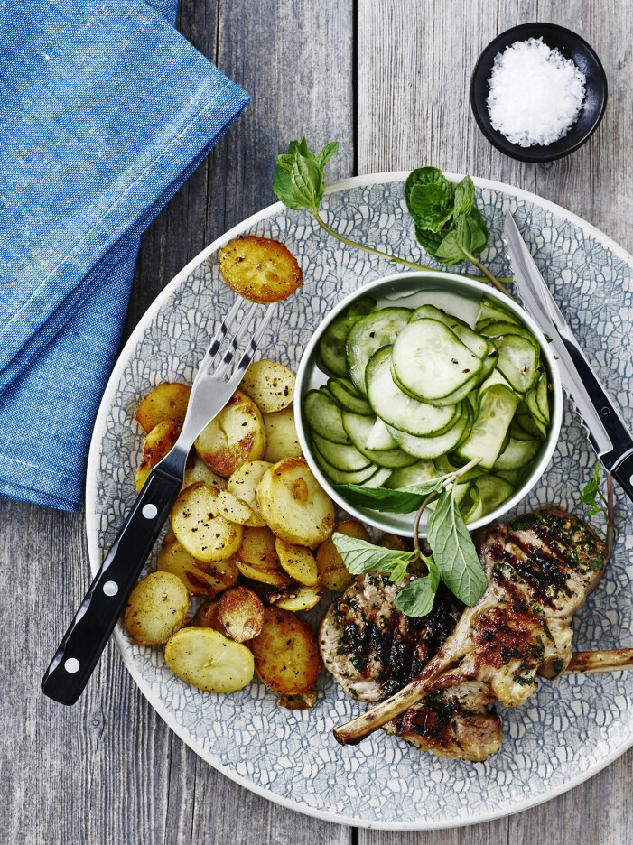 Så gör du lammkotletter med gurksallad och stekt potatis