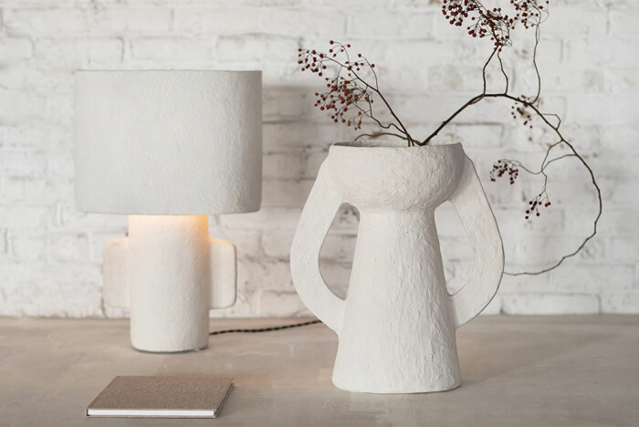 Grova ytor och hantverkskänsla är återkommande bland it-detaljerna i stilen. Foto: Serax lampa och vas med medelhavsinspiration