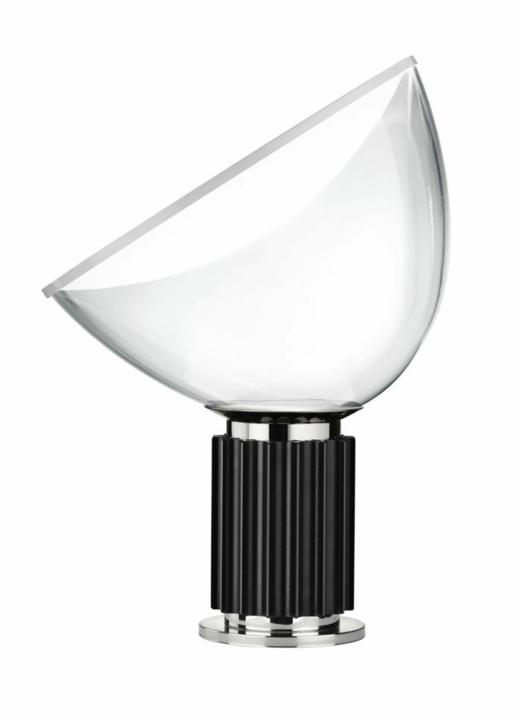 Tidlös designklassiker signerad bröderna Achille och Pier Giacomo Castiglioni. Bordslampa <em>Taccia</em> i storleken small, 8 565 kr, Flos/Växjö Elektriska. Bordslampa Taccia