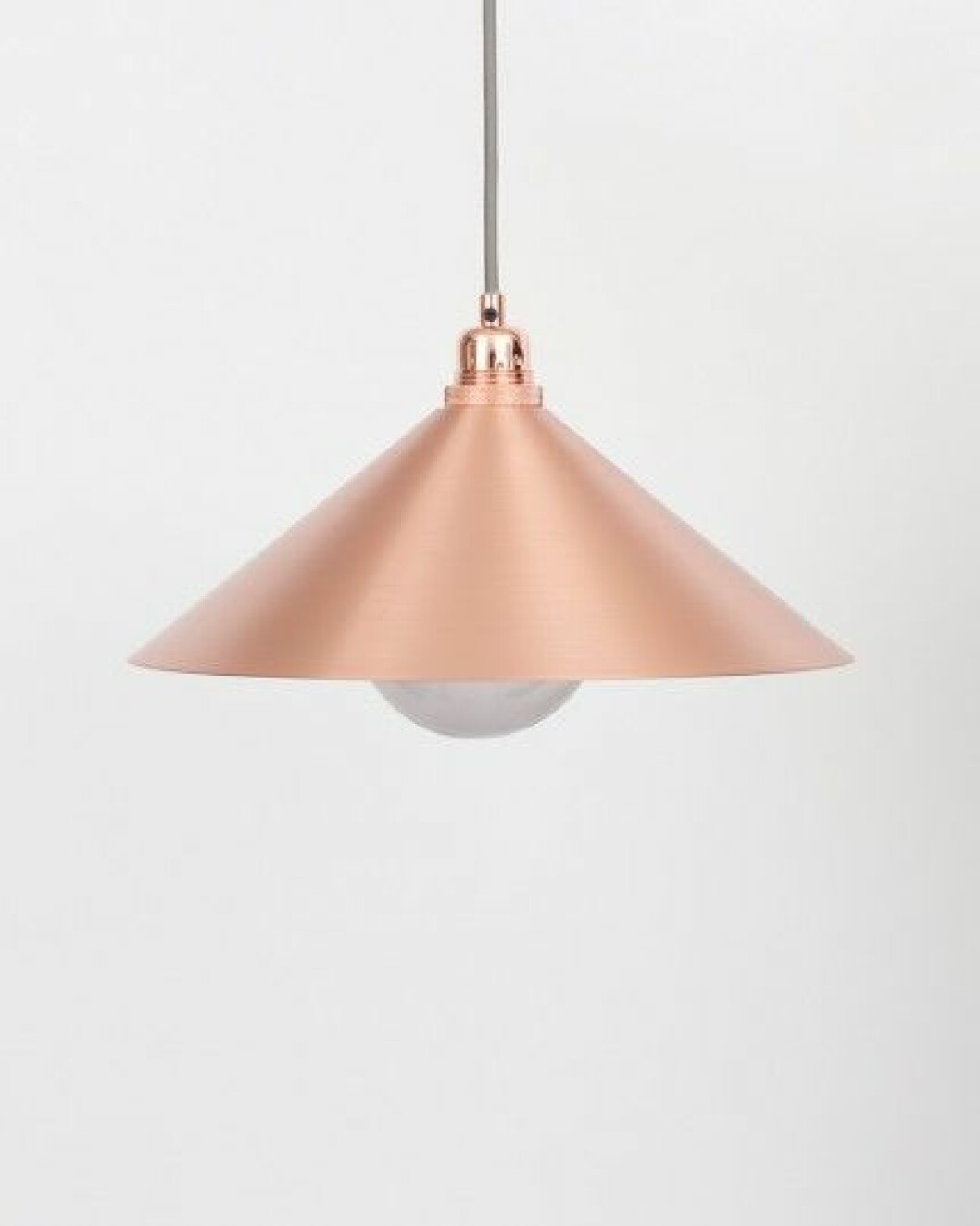 Den geometriska trenden spås bli stor under 2016. Taklampa i serien Geometric Shades från <a href="http://www.framacph.com/index.php?" target="_blank">Frama</a>. lampa_metall
