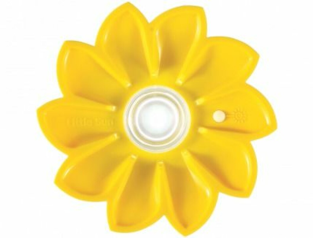Konstnären Olafur Eliasson har skapat lampan <em>Little Sun</em> som laddas med solceller på baksidan. Genom att köpa en <em>Little Sun</em> bidrar man också till att likadana små lampor delas ut gratis i områden i Afrika som saknar elektricitet, ca 215 kr på <em>Little Suns</em> hemsida. lampan-Little-Sun_7
