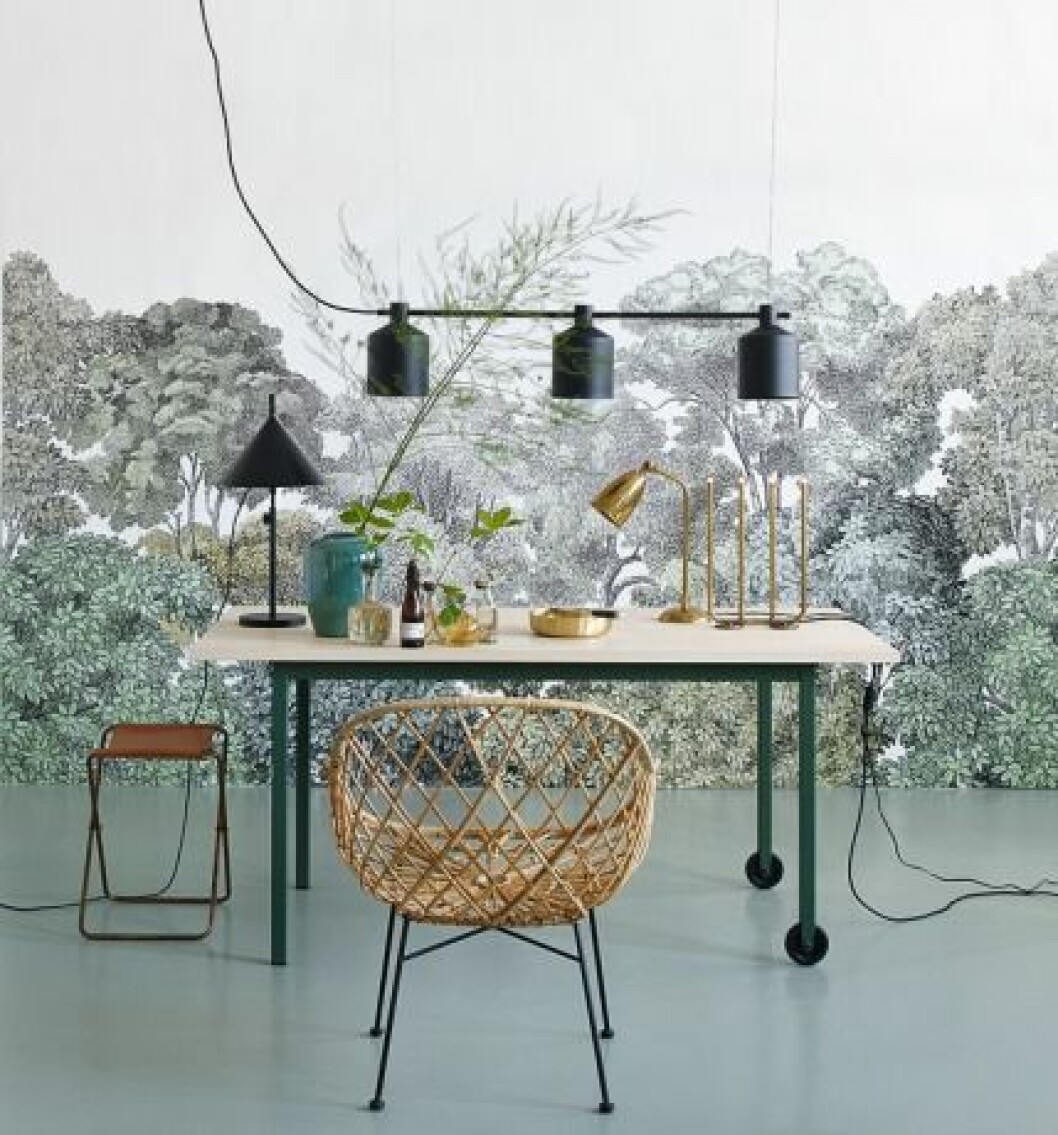 Tapet Bellewood måttbeställs efter väggen, 295 kr/kvm, Rebel Walls. Bord Stilla av Jonas Bohlin, ca 17 000 kr, Gemla. Över bordet hänger Silo Trio av Note Design Studio, 5 930 kr, Zero. Till vänster bordslampa Nendo w132 tl av Nendo för Wästberg, 5 305 kr, Länna Möbler. Grön vas, 349 kr, Broste. I de små flaskorna växer skott från kastanj och ekollon, som båda är lämpliga att plantera nu på hösten. Liten mässingsskål, 999 kr, Broste. På den ligger en kockkniv, 999 kr, Morakniv/Cervera. Bordslampa Saigon, 1 679 kr, Watt & Veke. Adventsljusstake i råmässing, 4 000 kr, Konsthantverk. Pall, 999 kr, Broste. Korgstol Manila, 1 650 kr, Afroart. lampor-inspiration