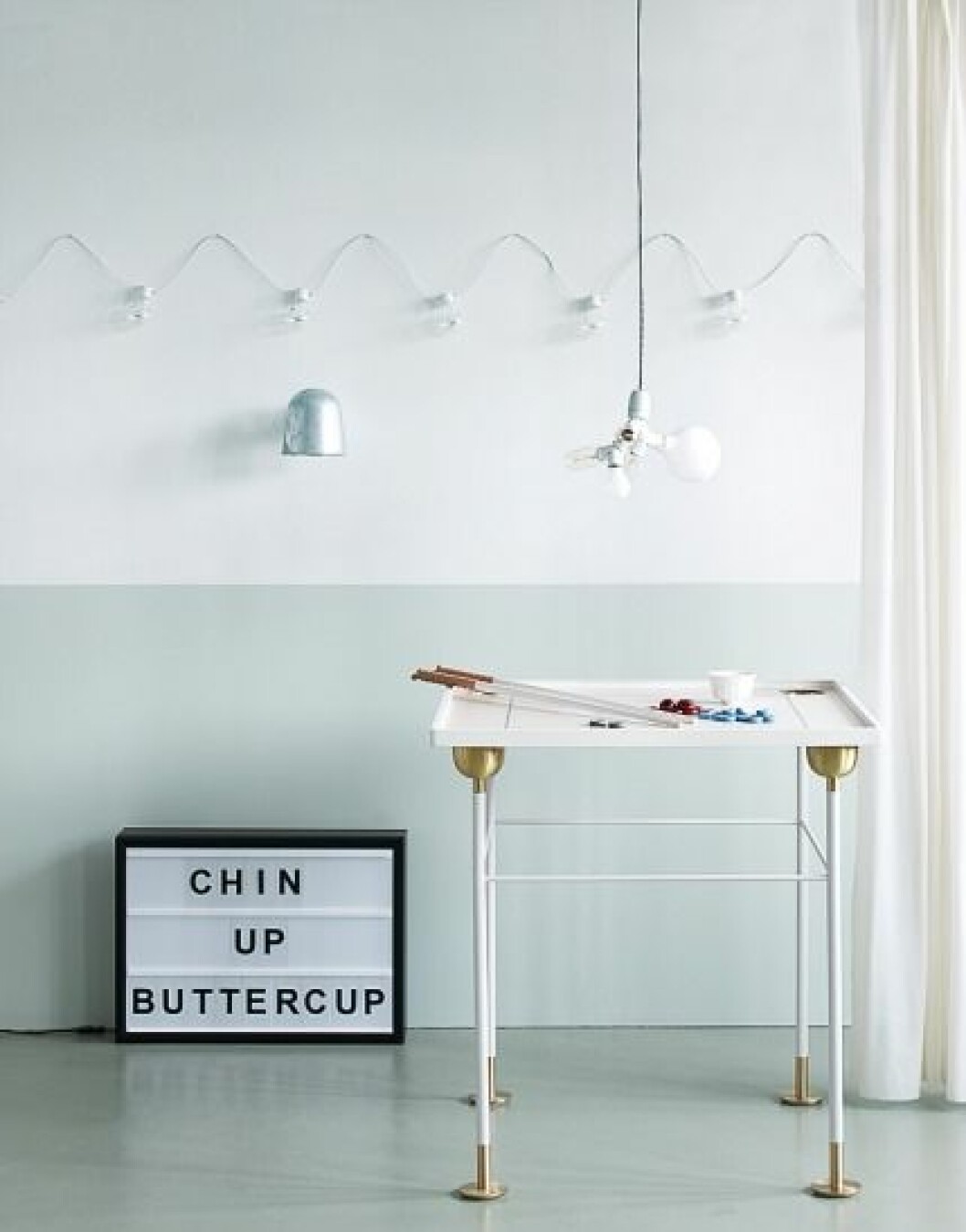 Ljusslinga från Konstsmide, 450 kr, Coctail Deluxe. Vägglampa Convex av Jens Fager, 4 750 kr, Zero. Taklampa Hanging No 5, 795 kr, Bergman Lights. På golvet ljuslåda Small Changeable av Daniela Upmark, 3 900 kr, bokstäver 29 kr/st, Bxxlght. Bord Couronne, design Ania Pauser, 14 000 kr, Klong. Skål av Anna Lerinder, 450 kr, Konsthantverkarna. Tyg Sandy Lane från Loro Piana, ca 1 822 kr/m, Interior Plus. lampor-inspiration-3