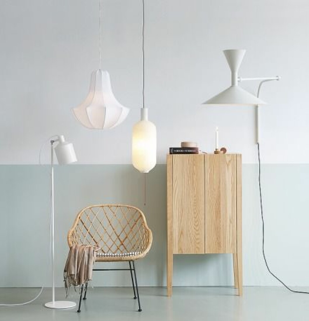Golvlampa Silo av Note Design Studio, 3 780 kr, Zero. Taklampa Everyday Chandelier, design Malin Lundmark, 1 495 kr, By Rydéns/Bright 123. Meshmatics small, ca 2 850 kr, Atelier Rick Tegelaar. Vägglampa Marseille av Le Corbusier, 6 729 kr, Bright 123. Korgstol Manila, 1 650 kr, Afroart, sjal från Fabindia. Skåp i massiv ask, 15 795 kr, Scandinavian Wood. På skåpet ljusstake Types av Daniel Svahn, ännu ej prissatt, Gallery Pascale. Liten träask Lens Box av Thomas Jenkins, 569 kr, Hay. Bok The Book of Symbols: Reflections on Archetypal Images Taschen förlag, 293 kr, Adlibris. lampor-inspiration-4