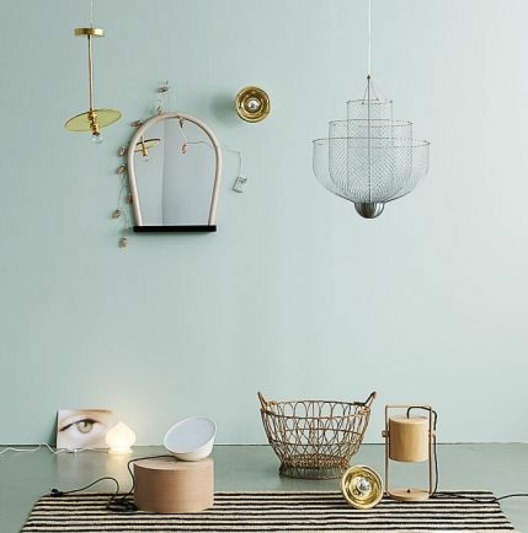Taklampa Brass pendant, 5 699 kr, Artilleriet. Spegel Bent Wood, 2 149 kr, Hay. Ljusslinga, 142 kr, Watt & Veke. På väggen och golvet: taklampa 2162 av Josef Frank, 2 600 kr/st, Svenskt Tenn. Meshmatics Chandelier med led-lampa, design Rick Tegelaar, ca 4 800 kr, Atelier Rick Tegelaar Shop. Trälampa Light Wood av formgivarna Studio Ljung Ljung, pris vid förfrågan. Korg Manila från Filippinerna, 495 kr, Afroart. Träask Hat Box, 1 249 kr, Hay. Lampa Thirty av Samuel Wilkinson, 4 680 kr, Zero. Matta, 140×200 cm, 1 390 kr, Afroart. Lilla ”maränglampan” Vårby, 99 kr, Ikea. Bild ur set om 20 st, 349 kr, Ygg & Lyng. lampor-inspiration-5