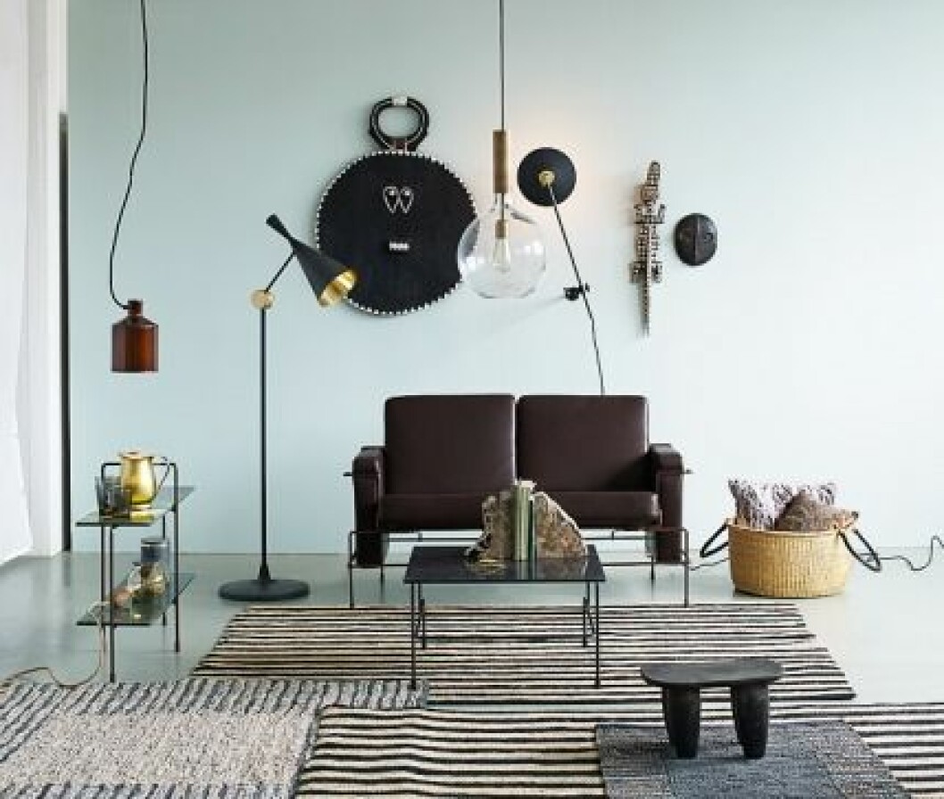Väggfärg Jotun Lady Pure Color i kulör Minty Breeze, att måla ett rum på 20 kvm med två strykningar kostar 916 kr, Jotun. Soffa Traffic, 25 875 kr, bord Traffic, 4 725 kr, och sidobord Traffic, 5 100 kr, design Konstantin Grcic för Magis. Taklampa Silo i koppar, 4 850 kr, Zero. Golvlampa Beat, 12 024 kr, Tom Dixon. Taklampa Rosdala i glas och råmässing, 4 000 kr, Konsthantverk. Jutemattor i svart och beige, 140×200 cm, 1 390 kr, och 90×180 cm, 890 kr, Afroart. Beige lädermatta, 130×130 cm, 599 kr, och mörk matta i bomull och läder, 70×140 cm, 349 kr, Broste. Stor svart mask Baule, 650 kr, Afroart. Vägglampa, 3 999 kr, Artilleriet. Krokodil från Mali, 1450 kr, och mask från Mali, 250 kr, Afroart. Guldfärgad kanna, 460 kr, By Leonnie. Glas Tela, 119 kr/st, Wrong for Hay. Lampa med textilsladd Jute, 435 kr, Watt & Veke. Stenburkar, höjd 11 cm, 399 kr, och höjd 15 cm, 499 kr, Broste. Bokstöd Fossil Bookends, 2 906, Tom Dixon. Insekt i mässing, 249 kr, Broste. Pall Senoufo, 850 kr, Afroart. Bolga vedkorg från Ghana, 550 kr, Afroart. Kopparfärgad kudde, 30×30 cm, 329 kr, Broste. Sammetskudde med tryck, 50×50 cm, 695 kr, Ygg & Lyng. lampor-inspiration-1