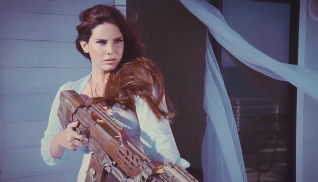 Se Lana del Rey skjuta ner en paparazzi-helikopter