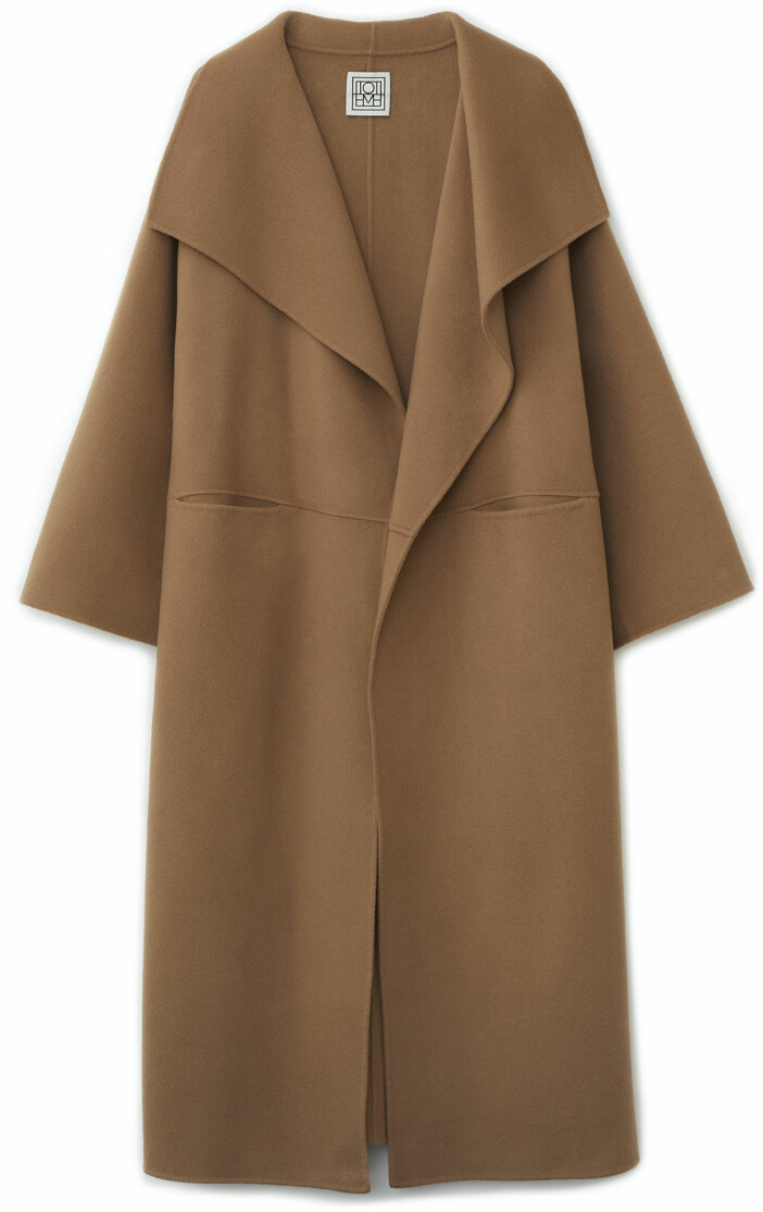 Lång oversized kappa i beige från Totême.